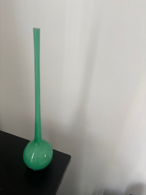 Vaasje van zeegroen opalineglas