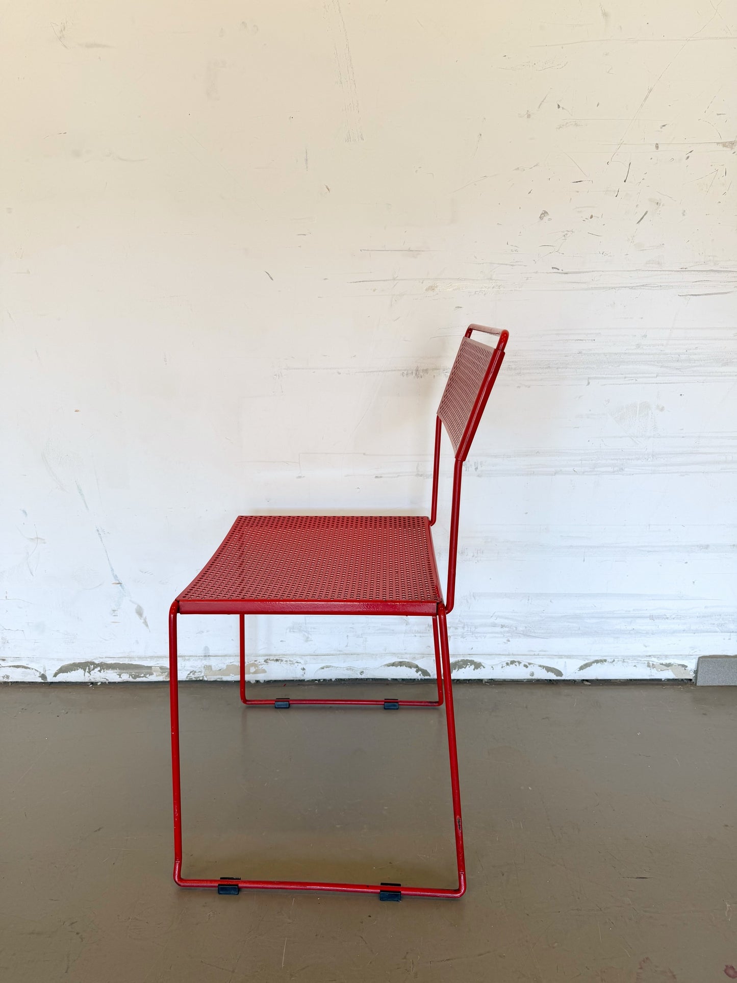 Chaise rouge en métal années 80