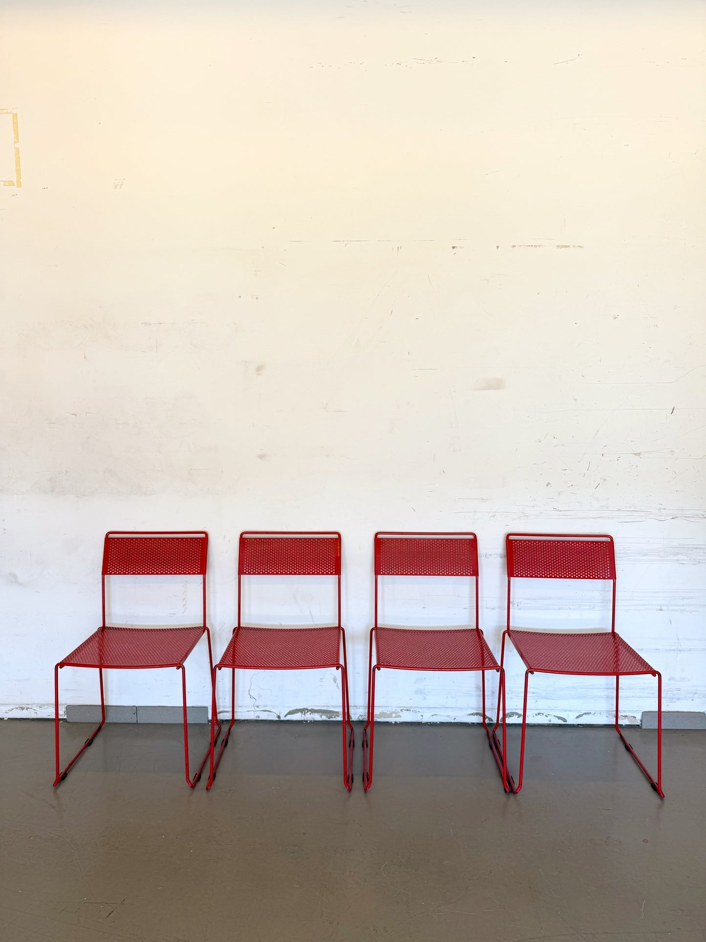 Chaise rouge en métal années 80