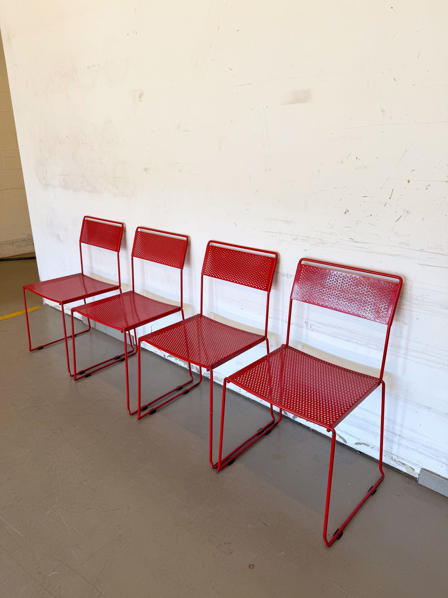 Chaise rouge en métal années 80