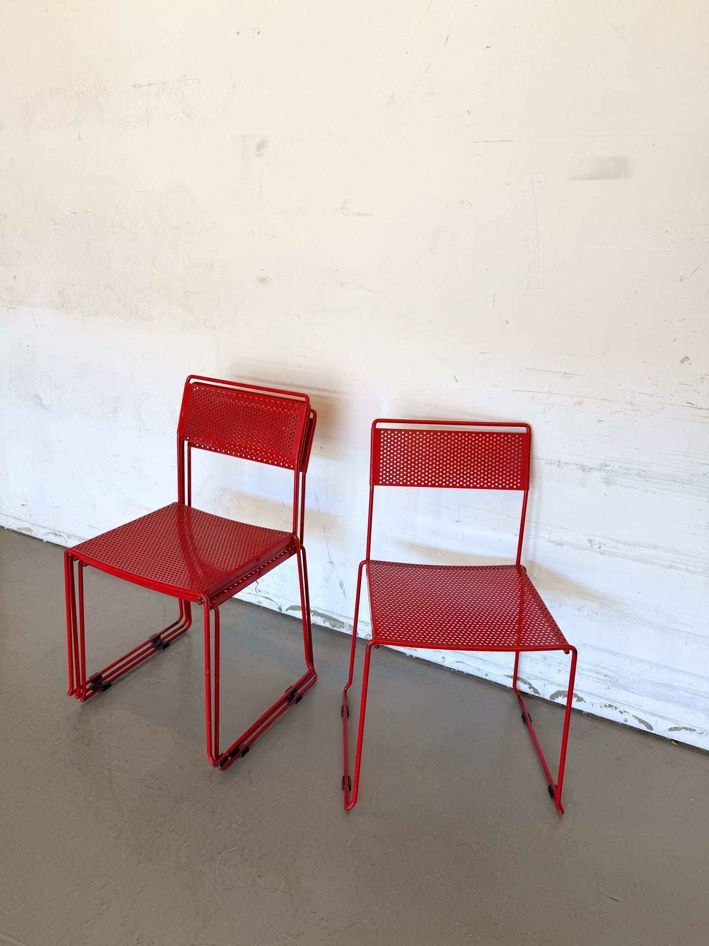 Chaise rouge en métal années 80