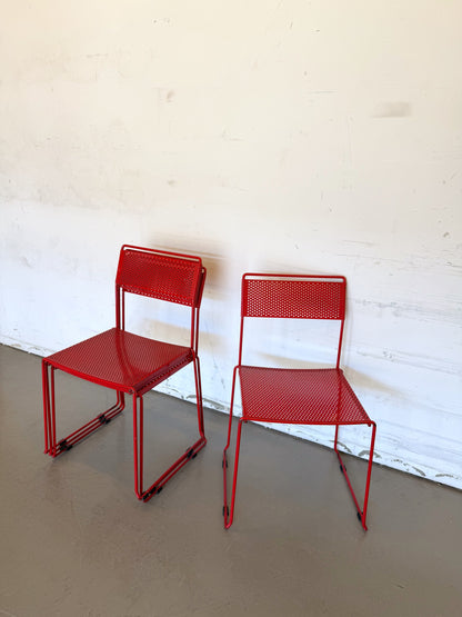Chaise rouge en métal années 80