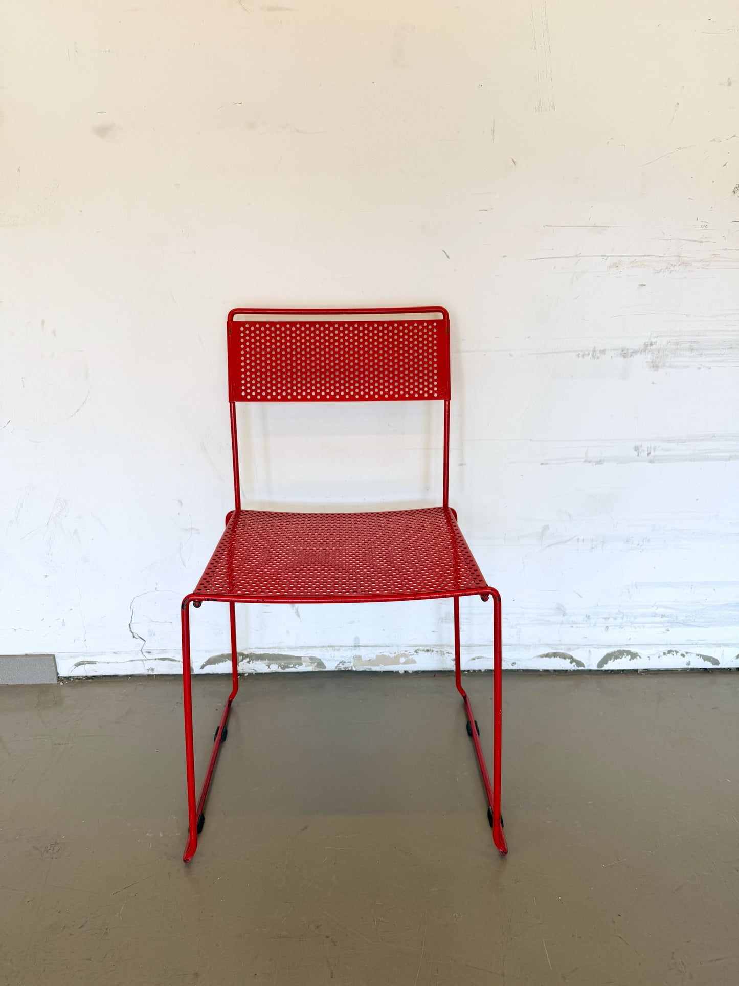 Chaise rouge en métal années 80
