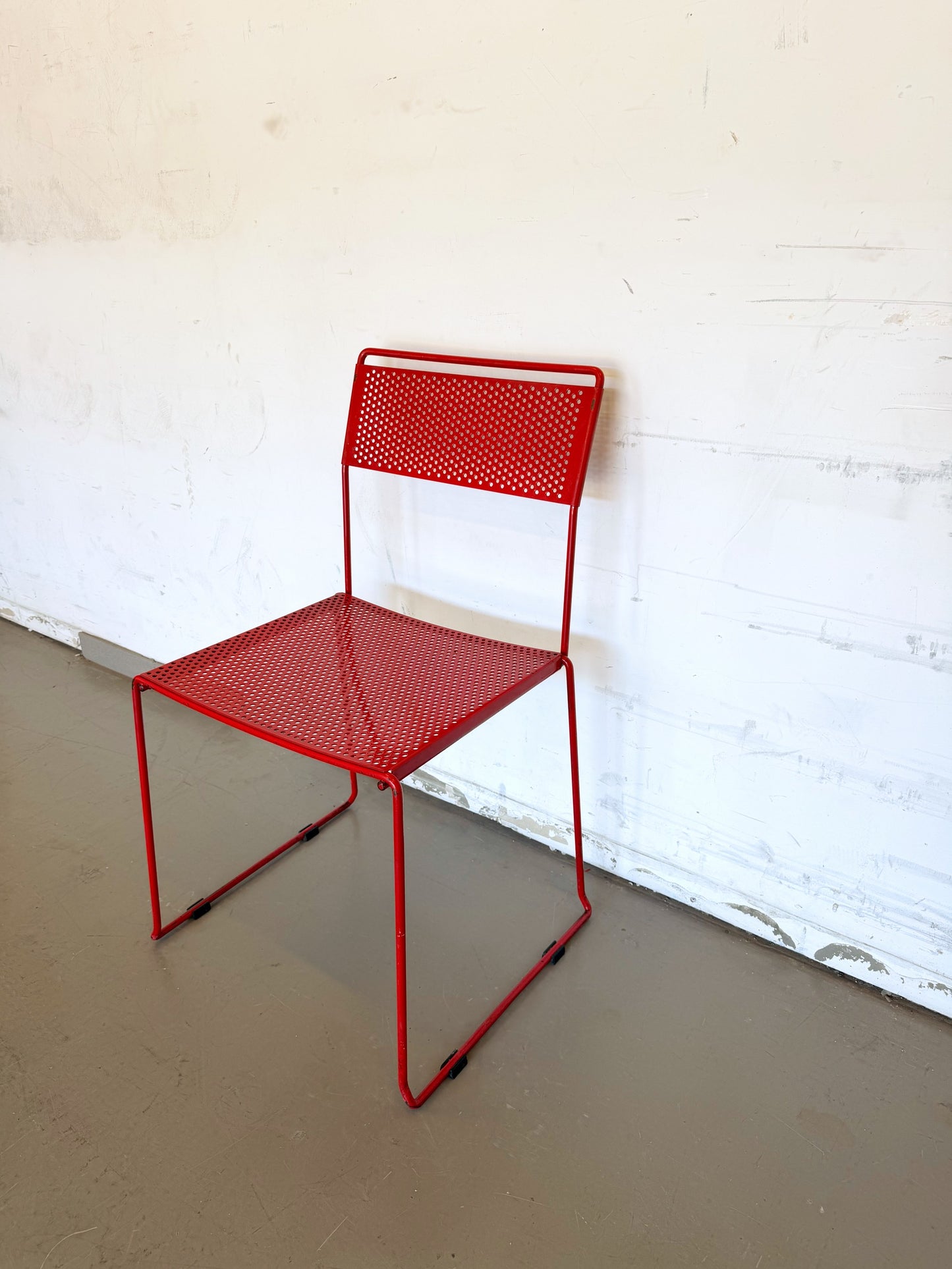 Chaise rouge en métal années 80