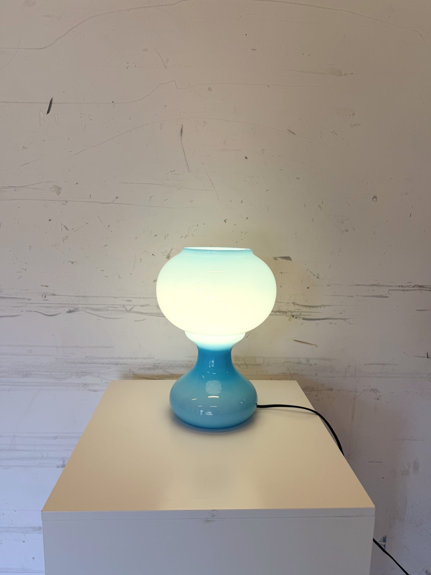 Lampe FUNGO en opaline bleue