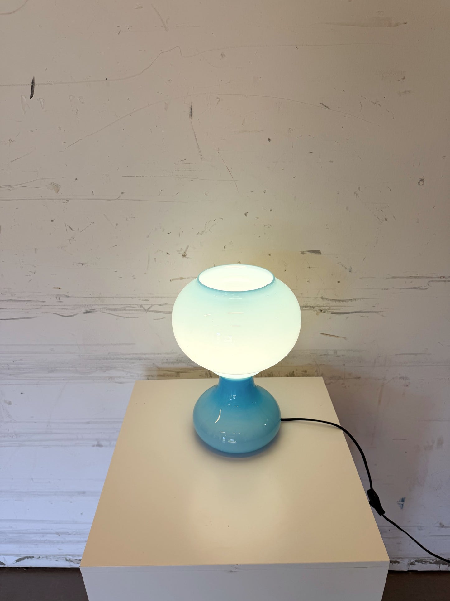 Lampe FUNGO en opaline bleue