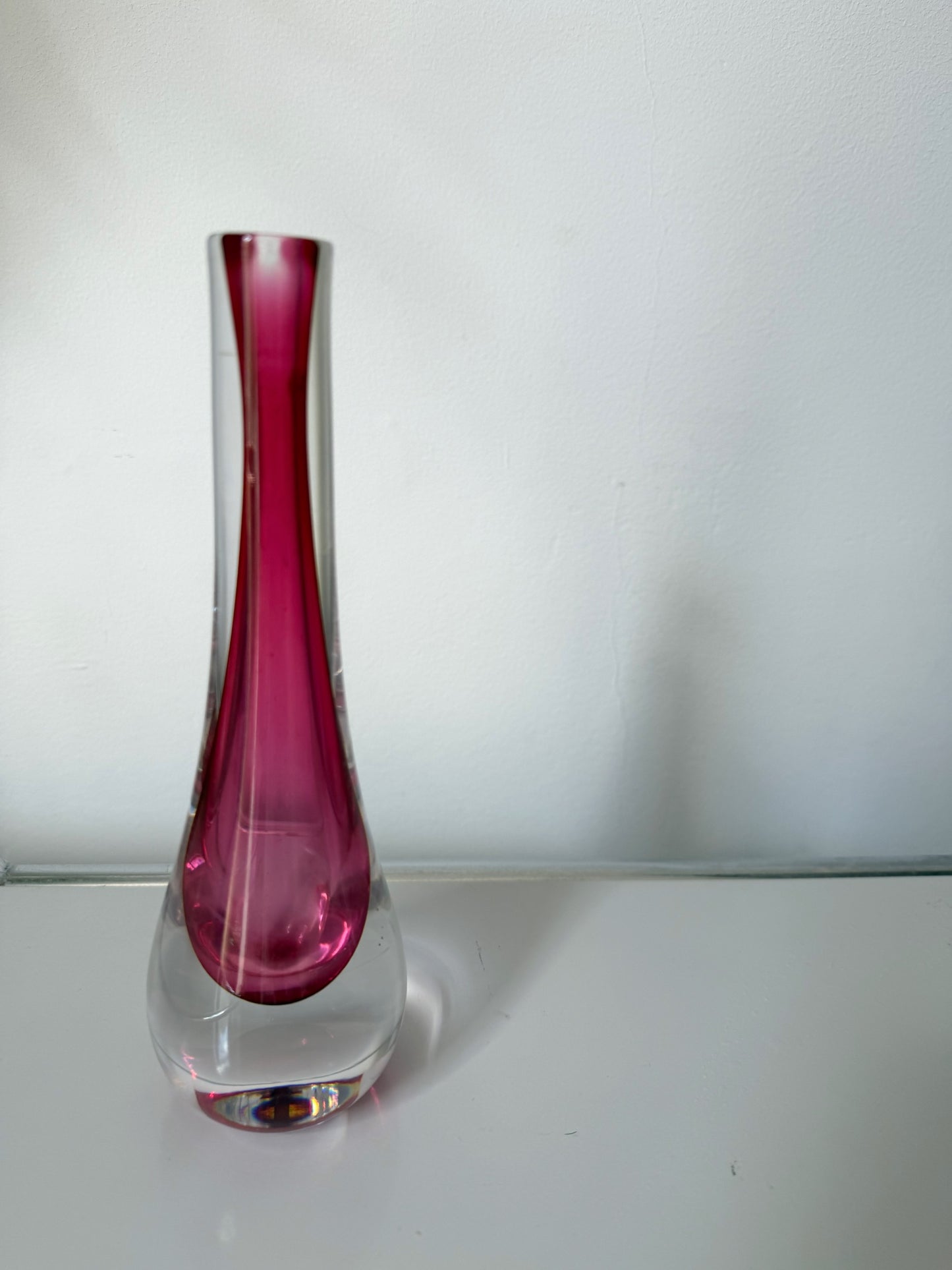Vase goutte en cristal framboise signe Val Saint Lambert
