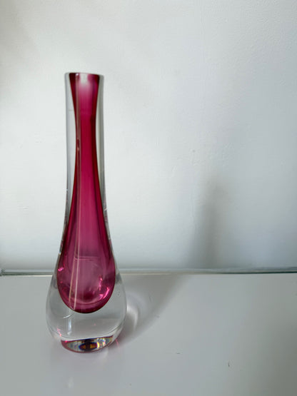 Vase goutte en cristal framboise signe Val Saint Lambert