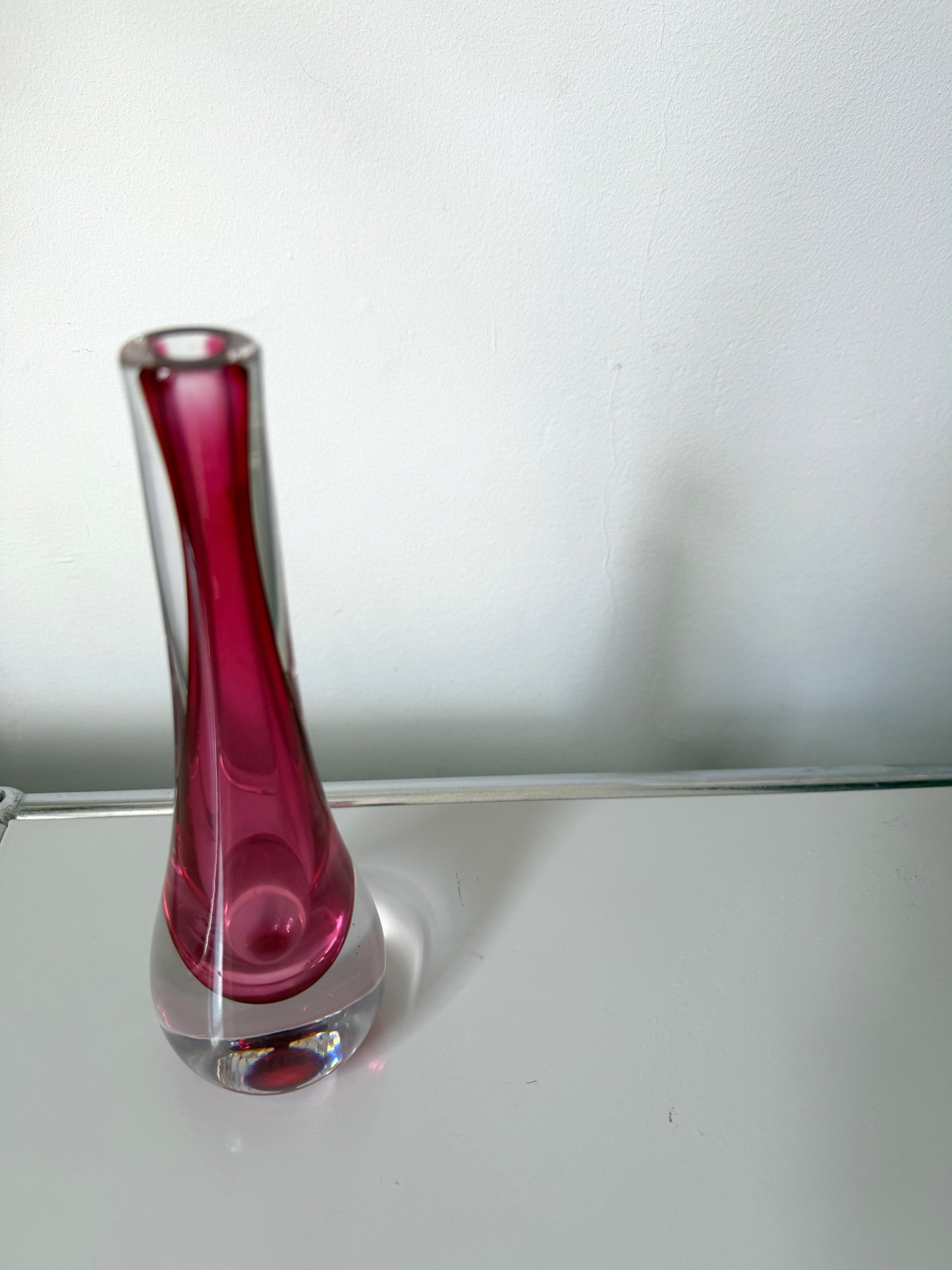 Vase goutte en cristal framboise signe Val Saint Lambert