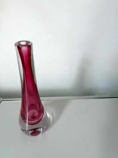 Vase goutte en cristal framboise signe Val Saint Lambert