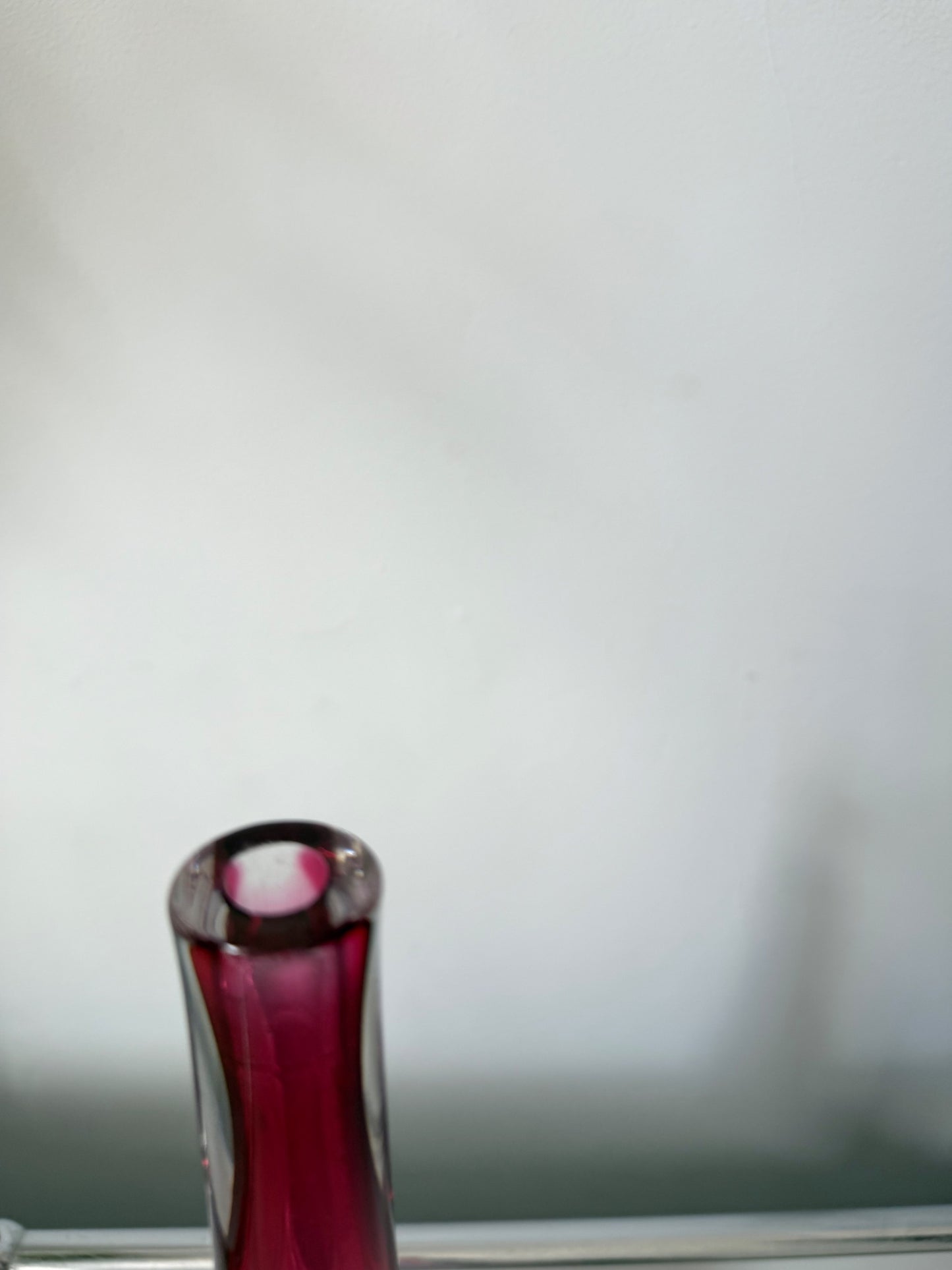 Vase goutte en cristal framboise signe Val Saint Lambert