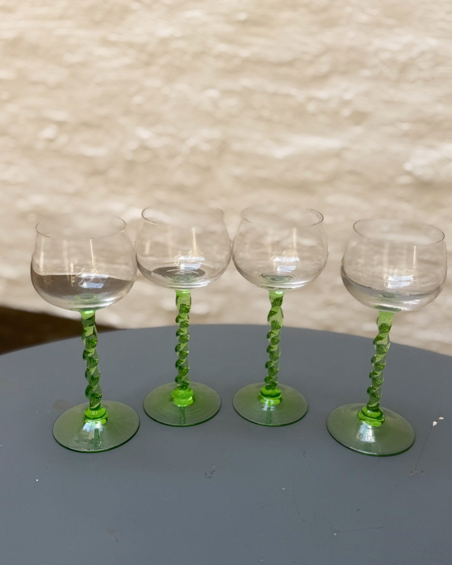 Ensemble de 4 verres alsaciens pieds verts torcadés
