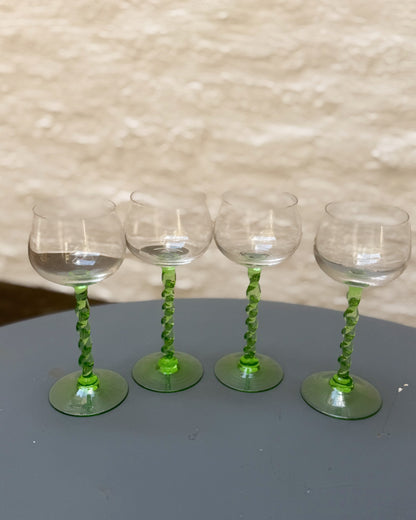 Ensemble de 4 verres alsaciens pieds verts torcadés