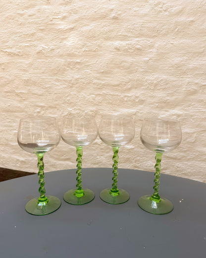 Ensemble de 4 verres alsaciens pieds verts torcadés