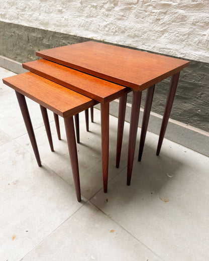 Ensemble de 3 tables gigognes en teck années 60