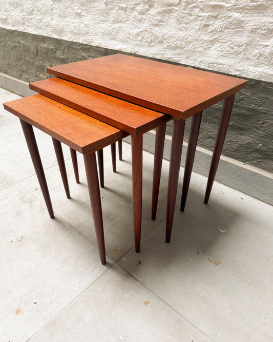 Ensemble de 3 tables gigognes en teck années 60