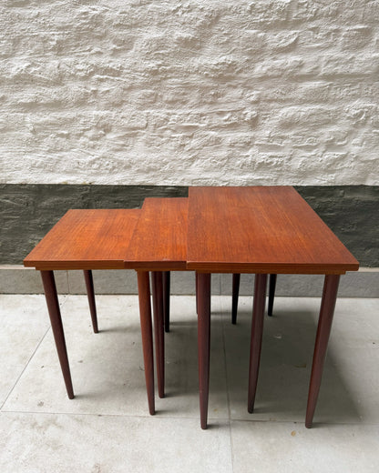 Ensemble de 3 tables gigognes en teck années 60