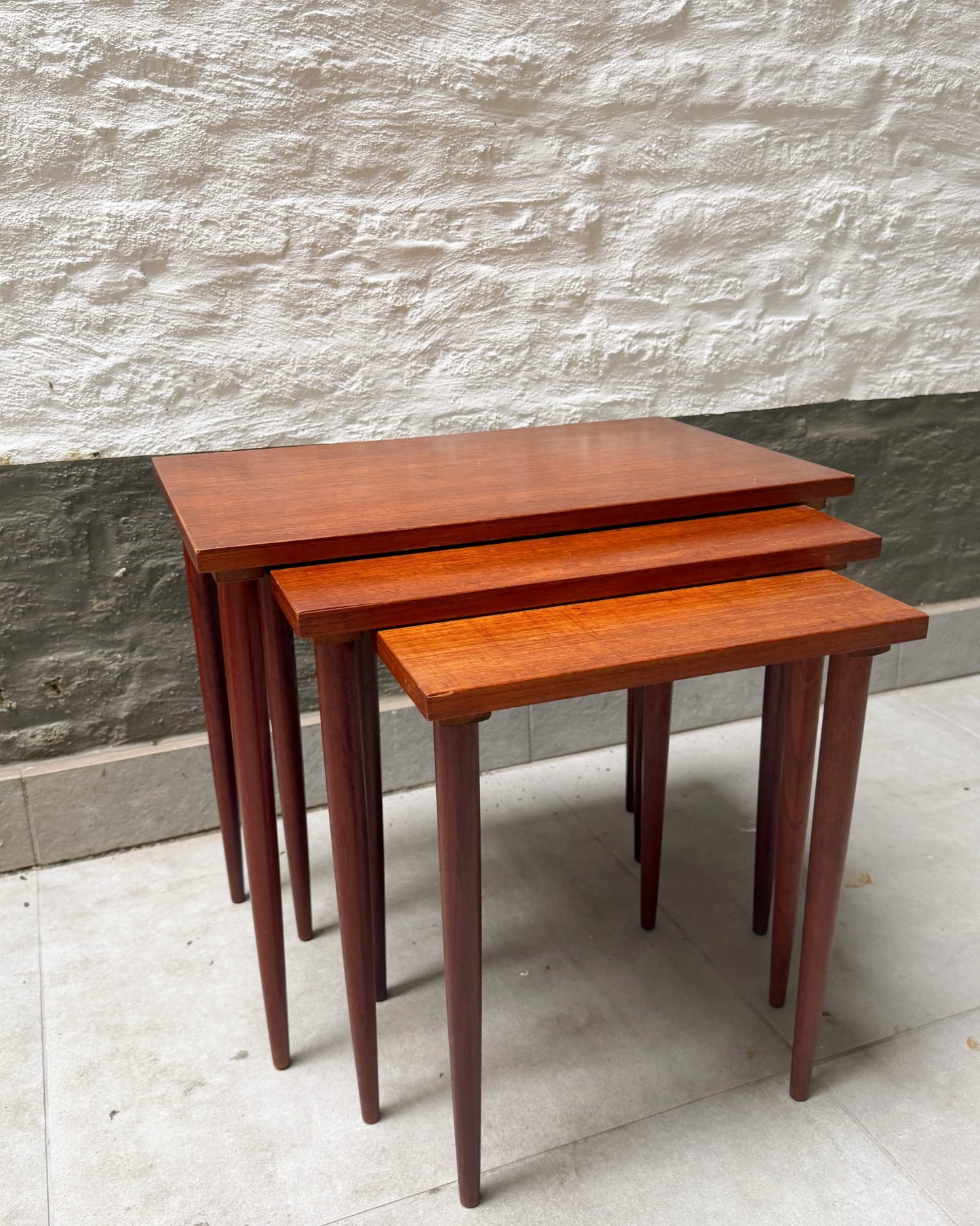 Ensemble de 3 tables gigognes en teck années 60