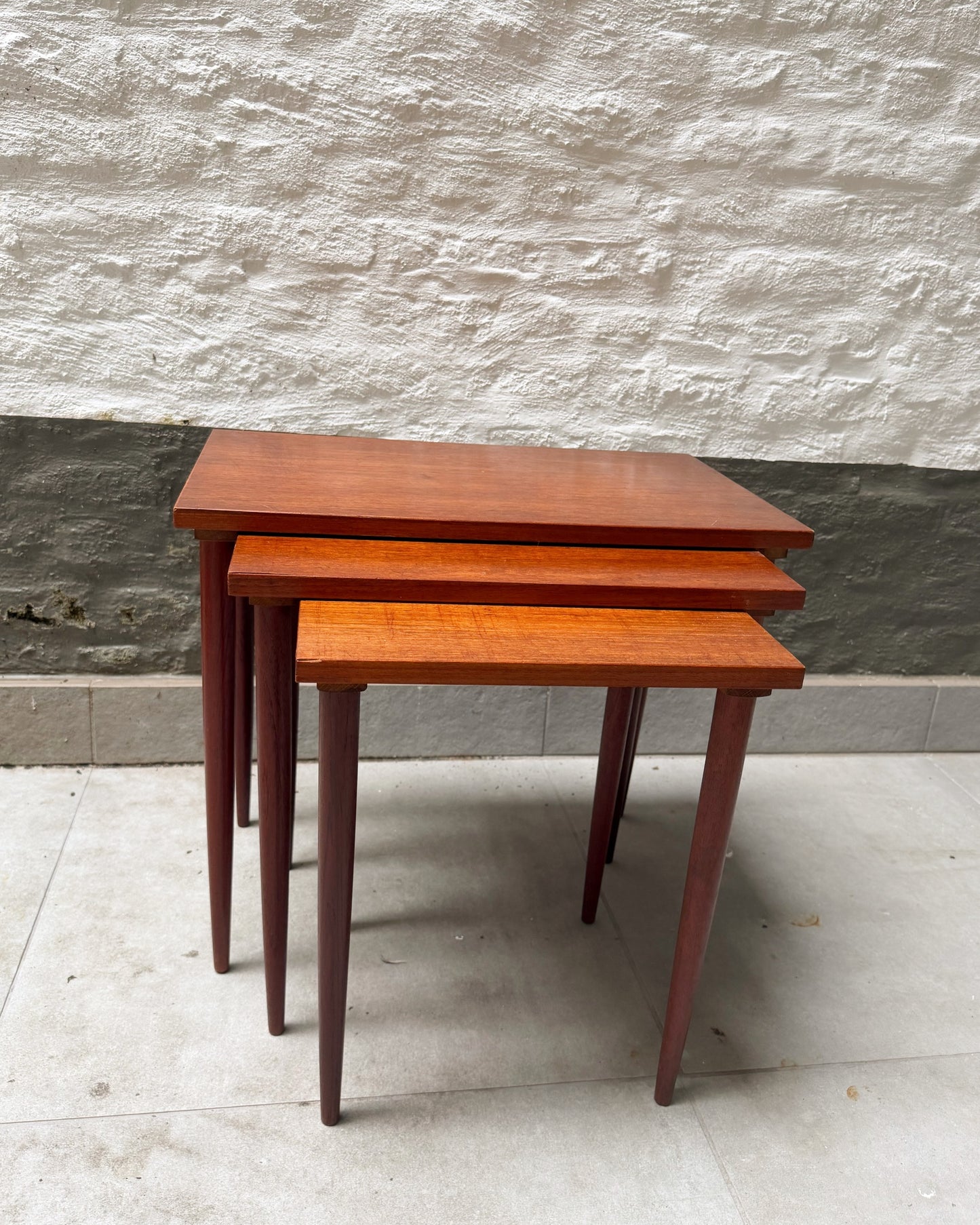 Ensemble de 3 tables gigognes en teck années 60