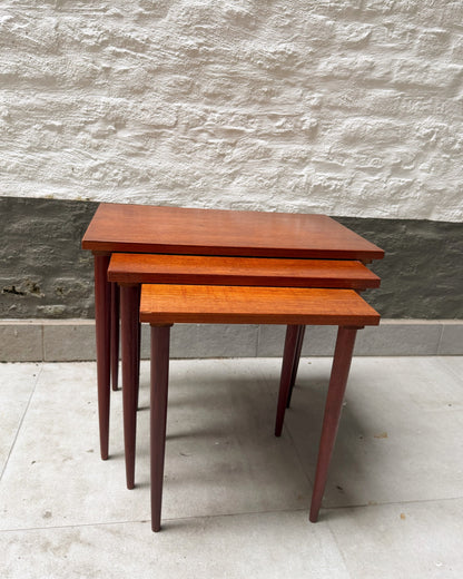 Ensemble de 3 tables gigognes en teck années 60