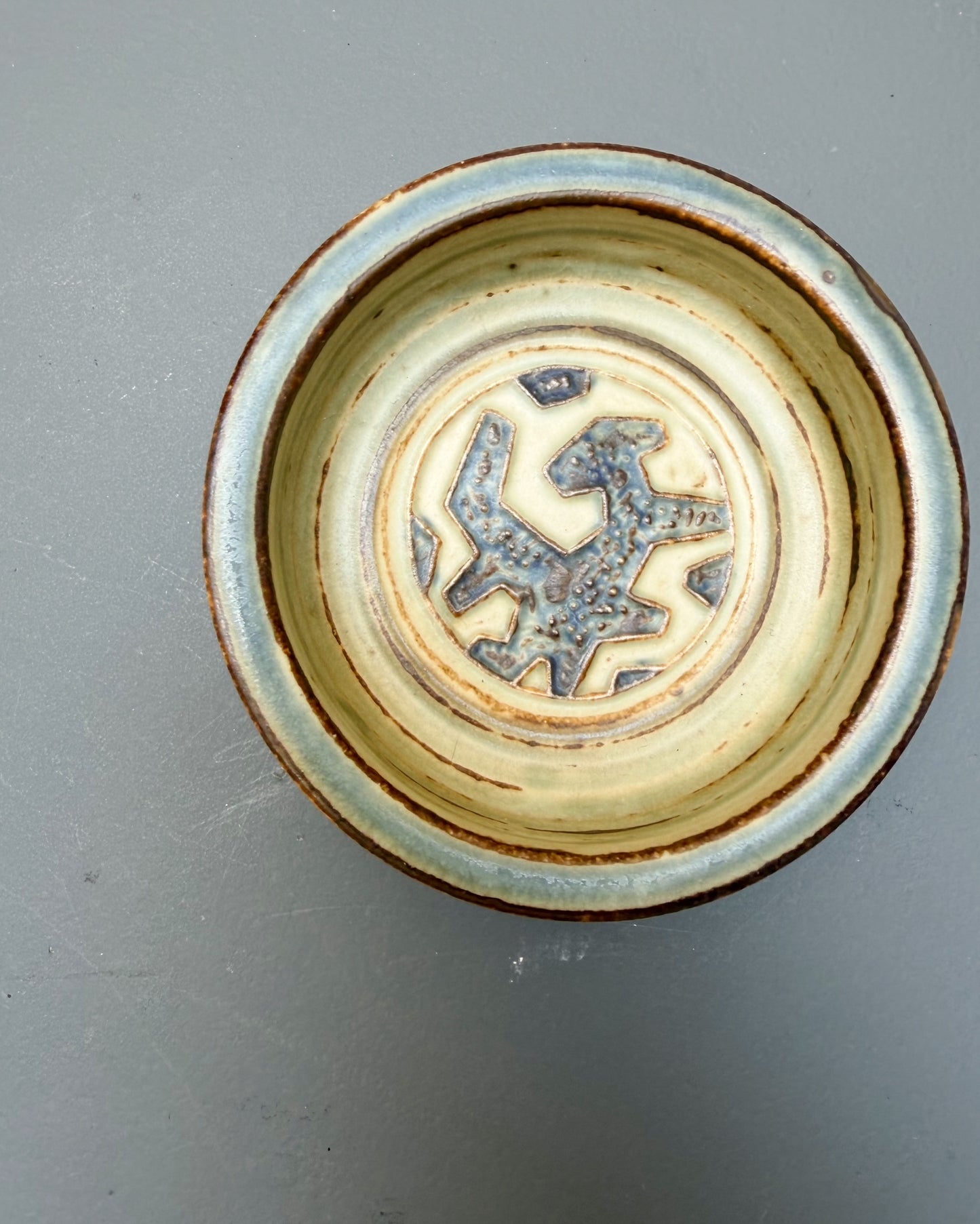 Plat rond en grés émaillé par Jorgen Mogensen pour Royal Copenhagen