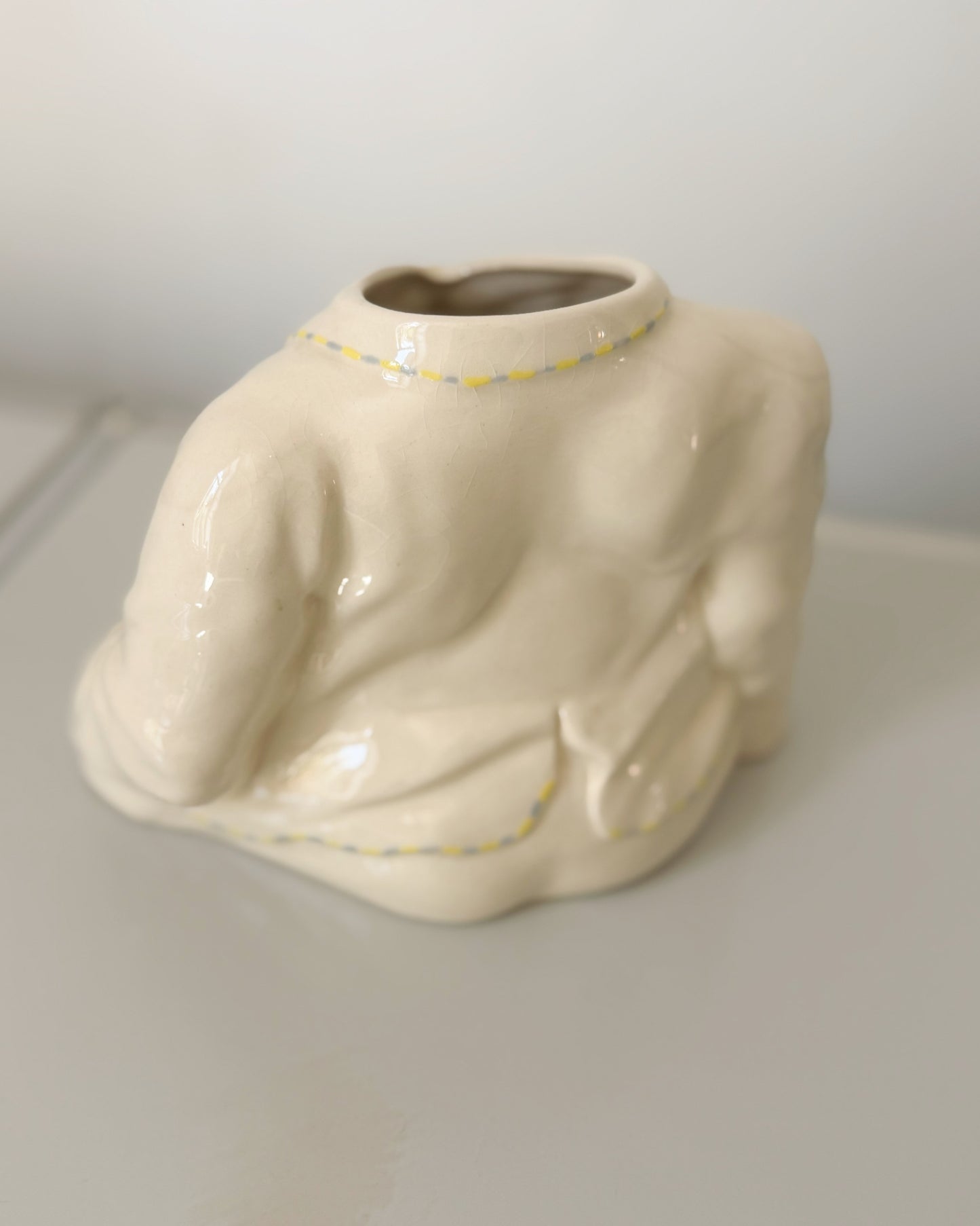Vase numéroté de la marque Sunshine ceramics par Paul Cardew