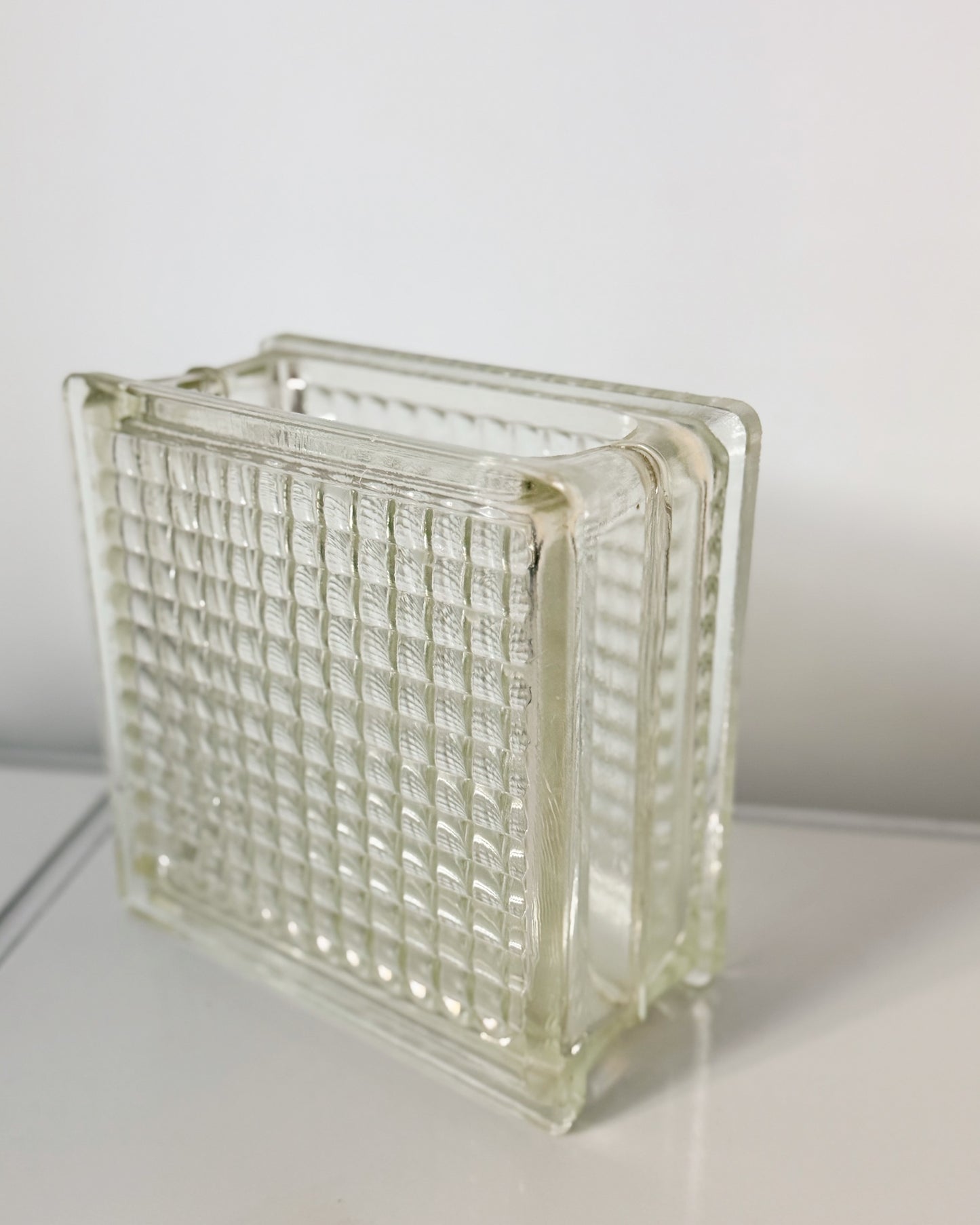 Vase en verre moulé vintage