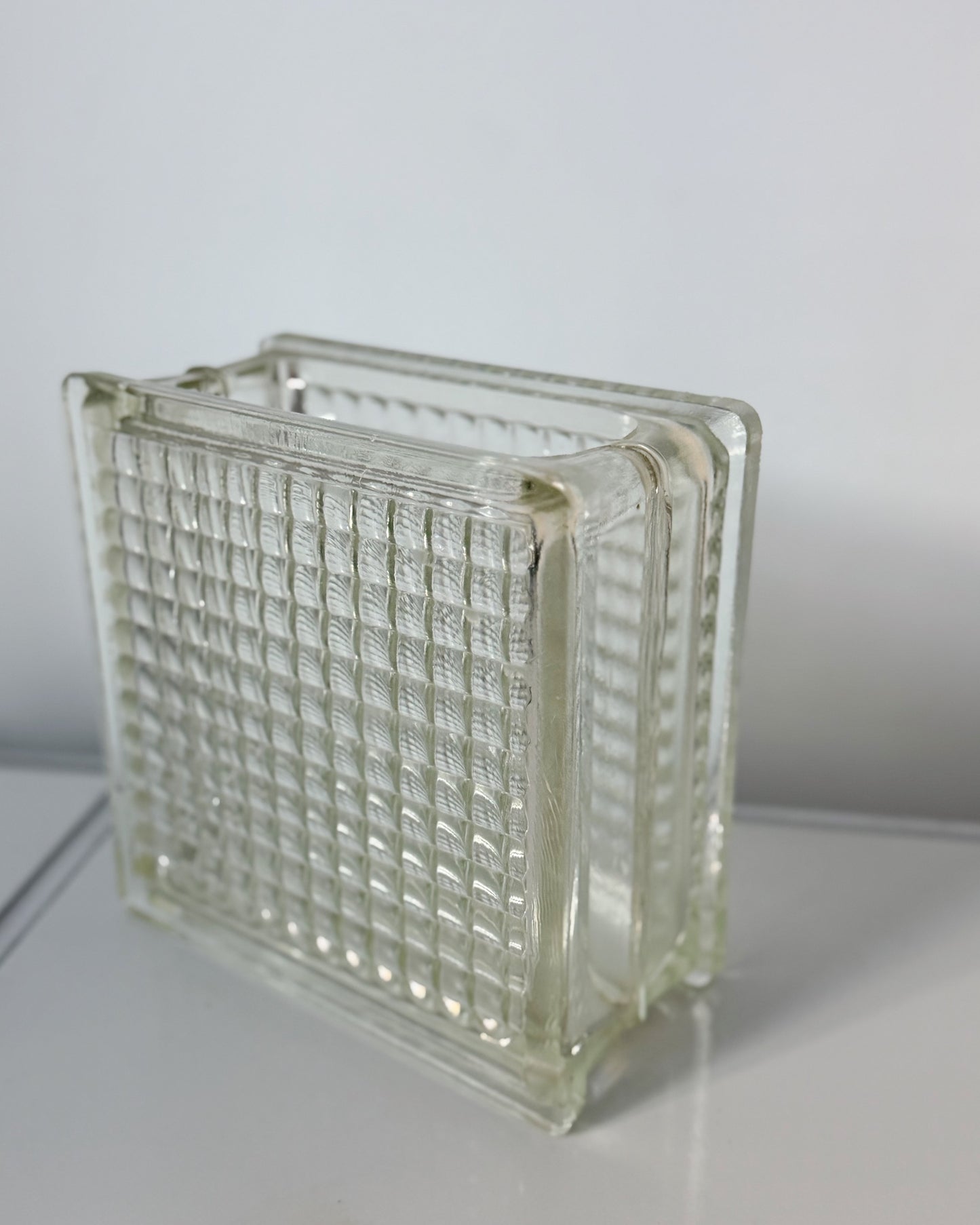 Vase en verre moulé vintage