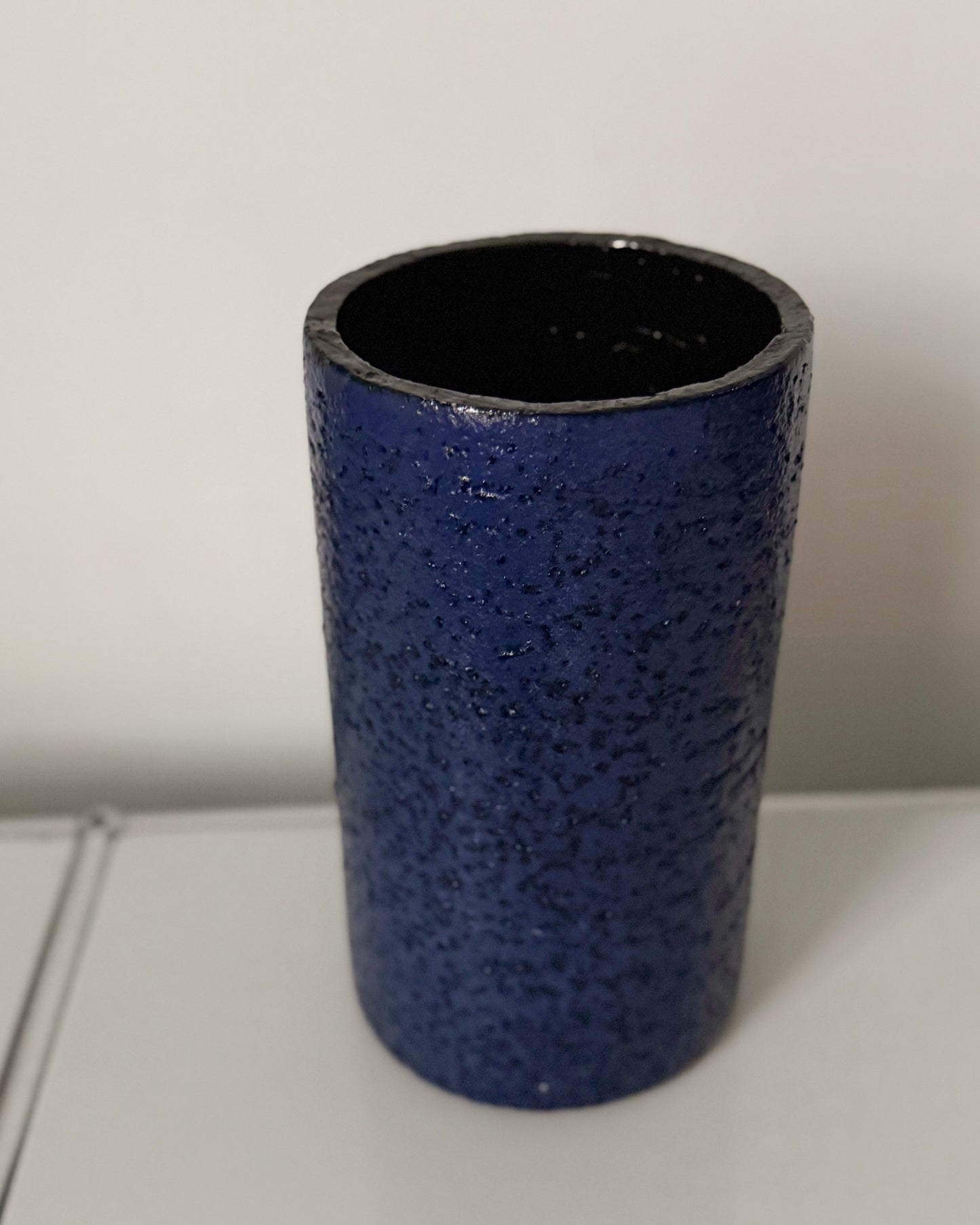 Grand vase cylindrique en céramique de type fat lava 1960