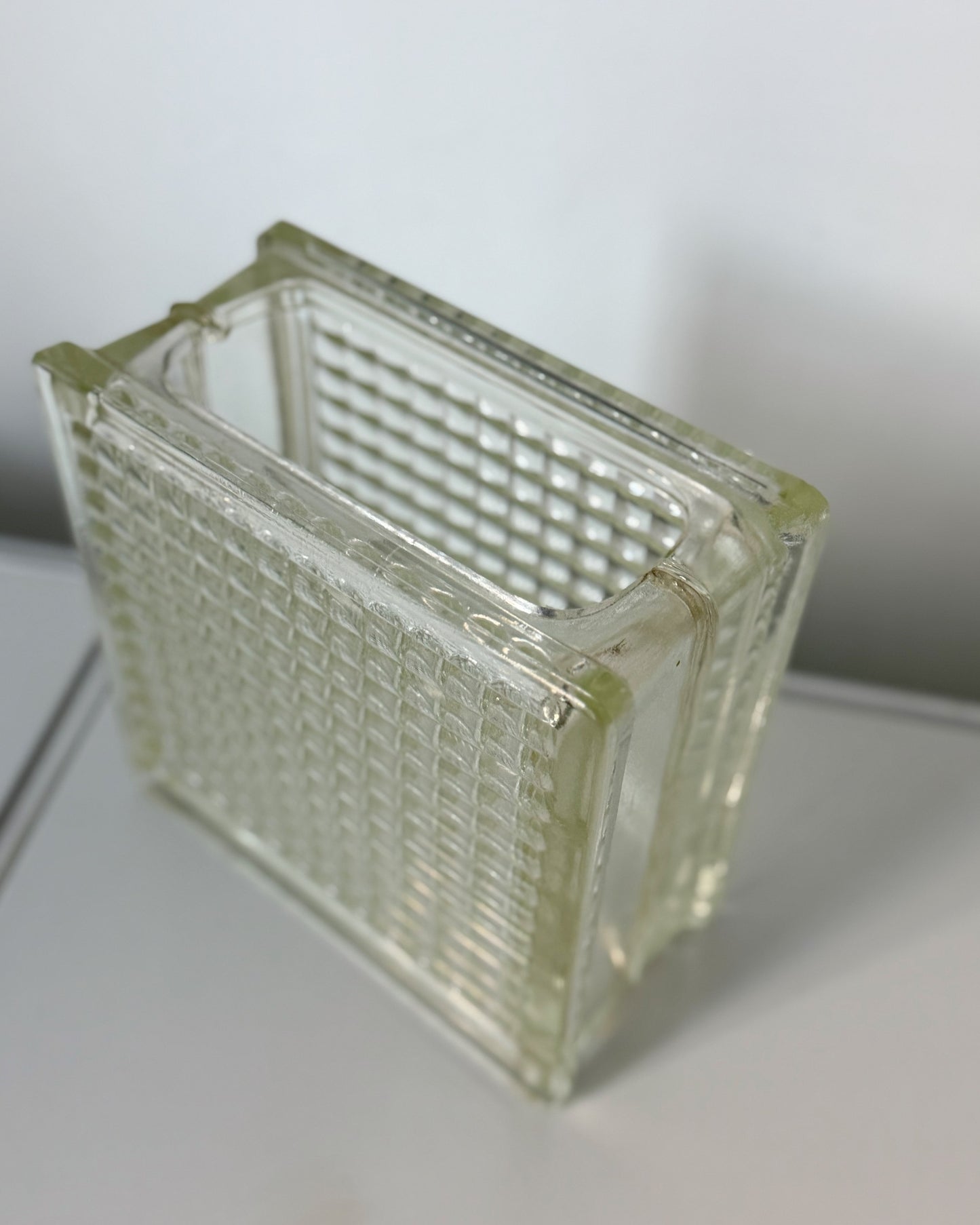 Vase en verre moulé vintage