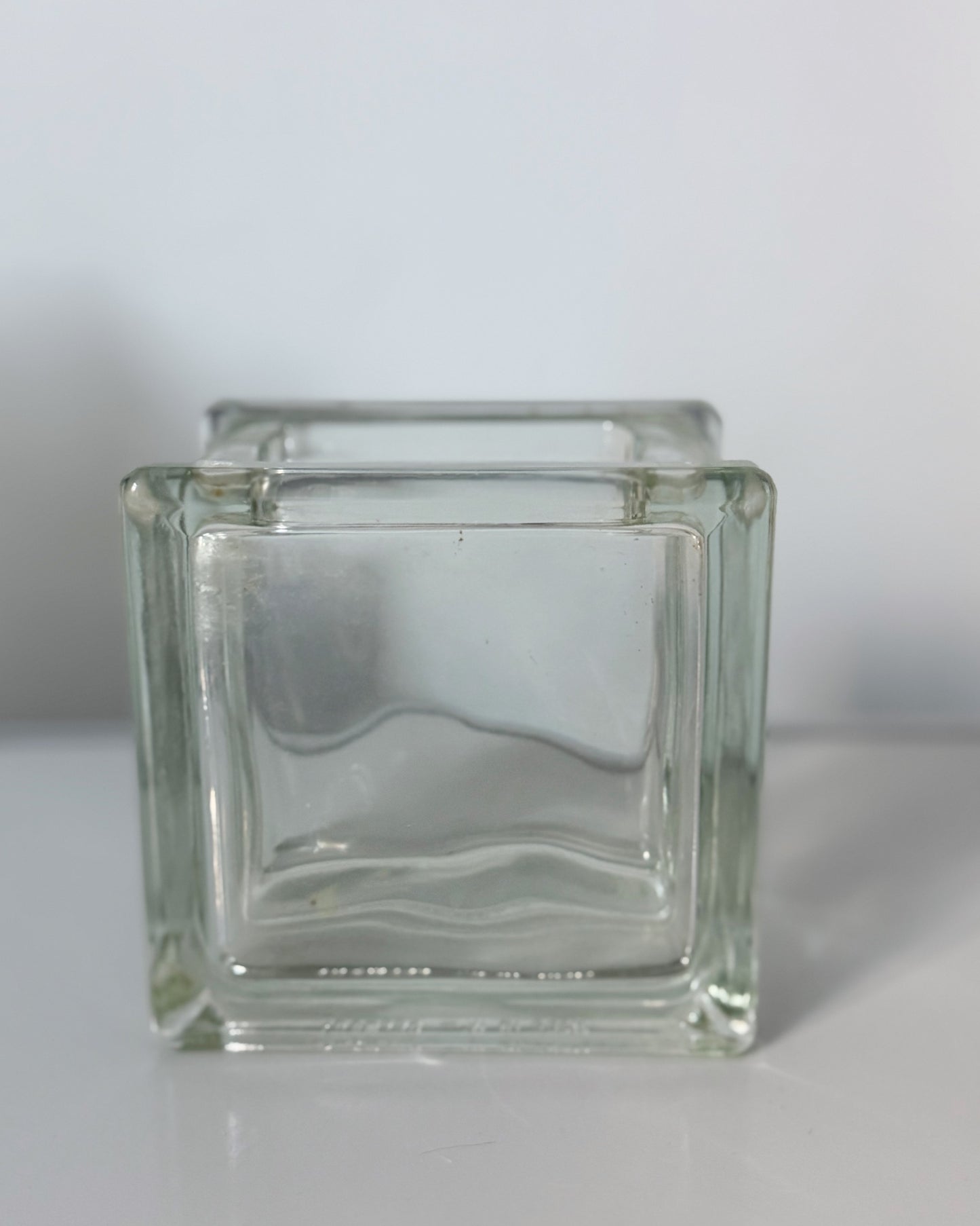 Petit vase en verre moulé vintage