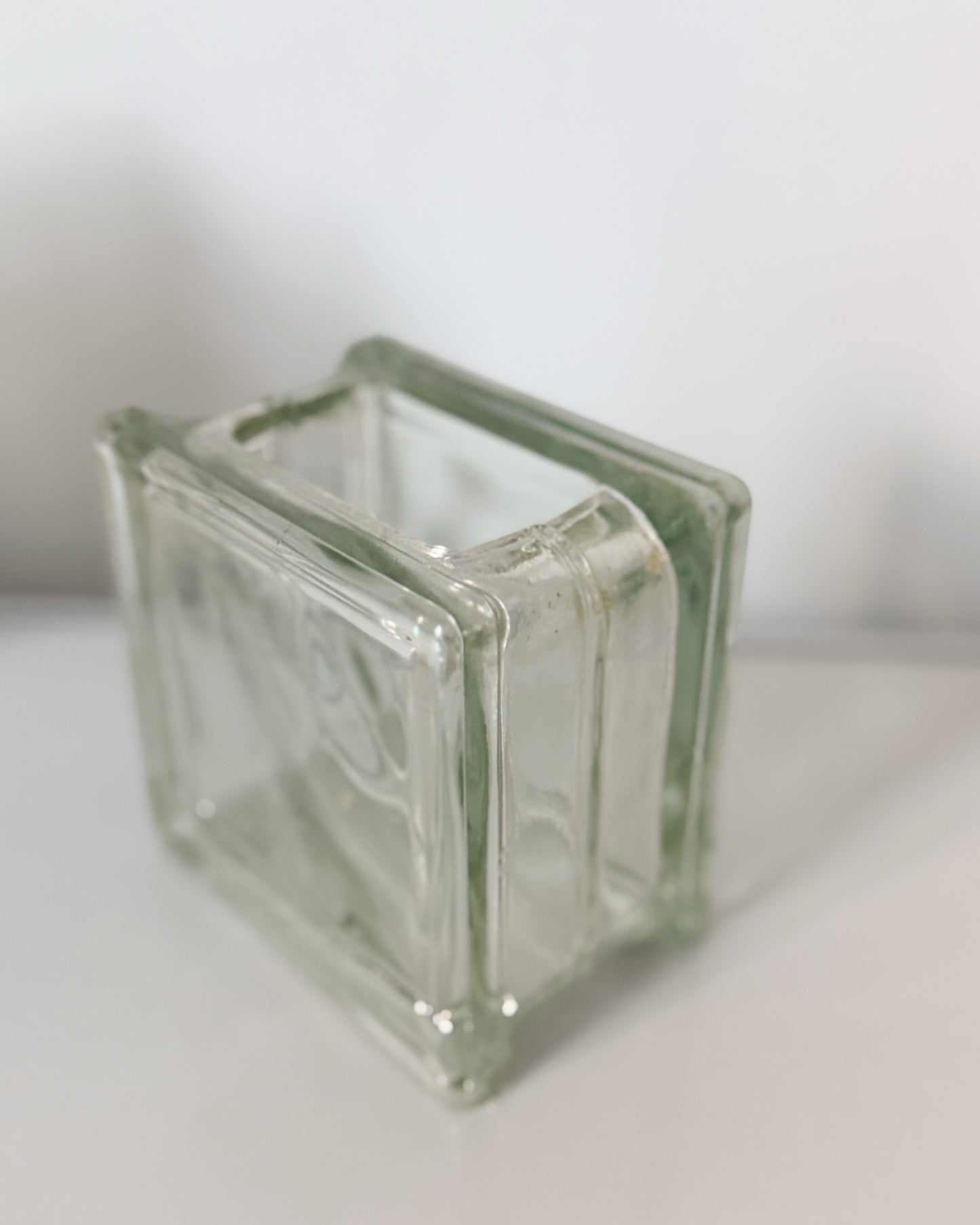 Petit vase en verre moulé vintage