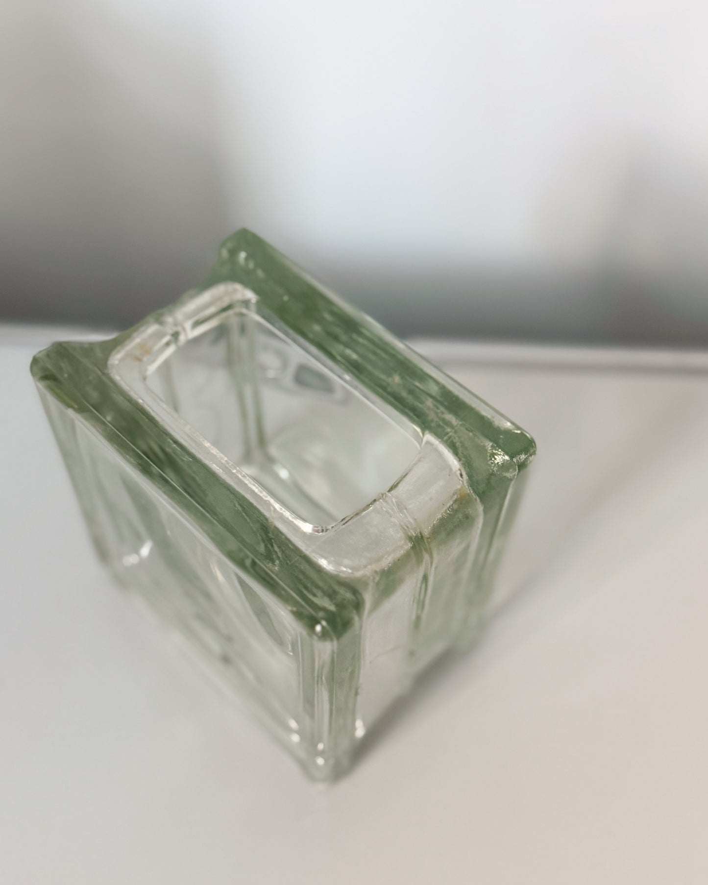 Petit vase en verre moulé vintage