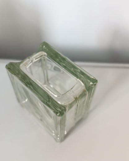 Petit vase en verre moulé vintage