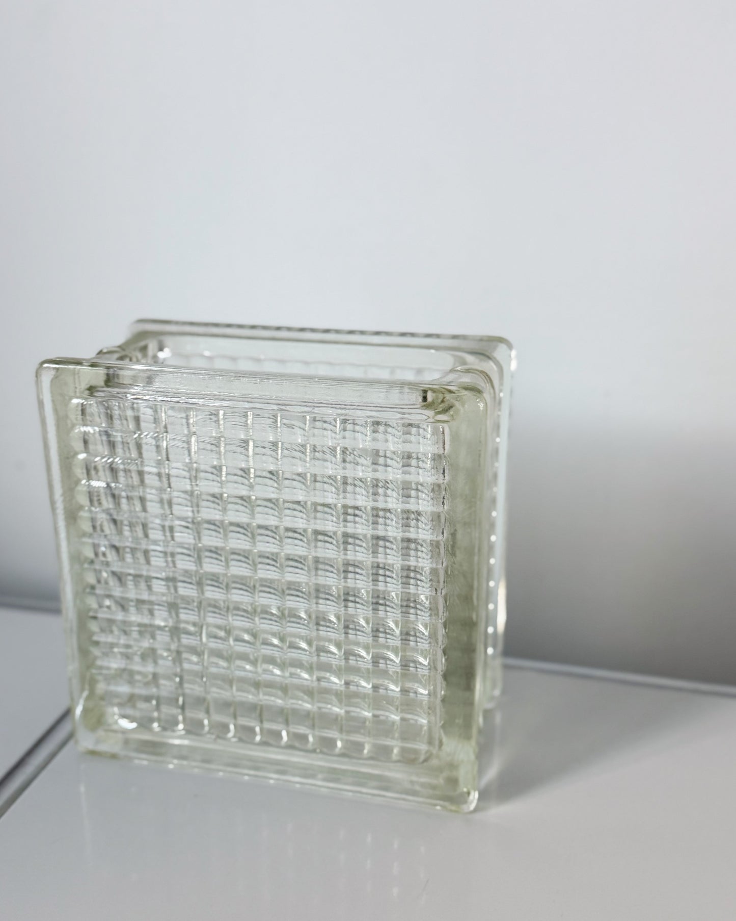 Vase en verre moulé vintage