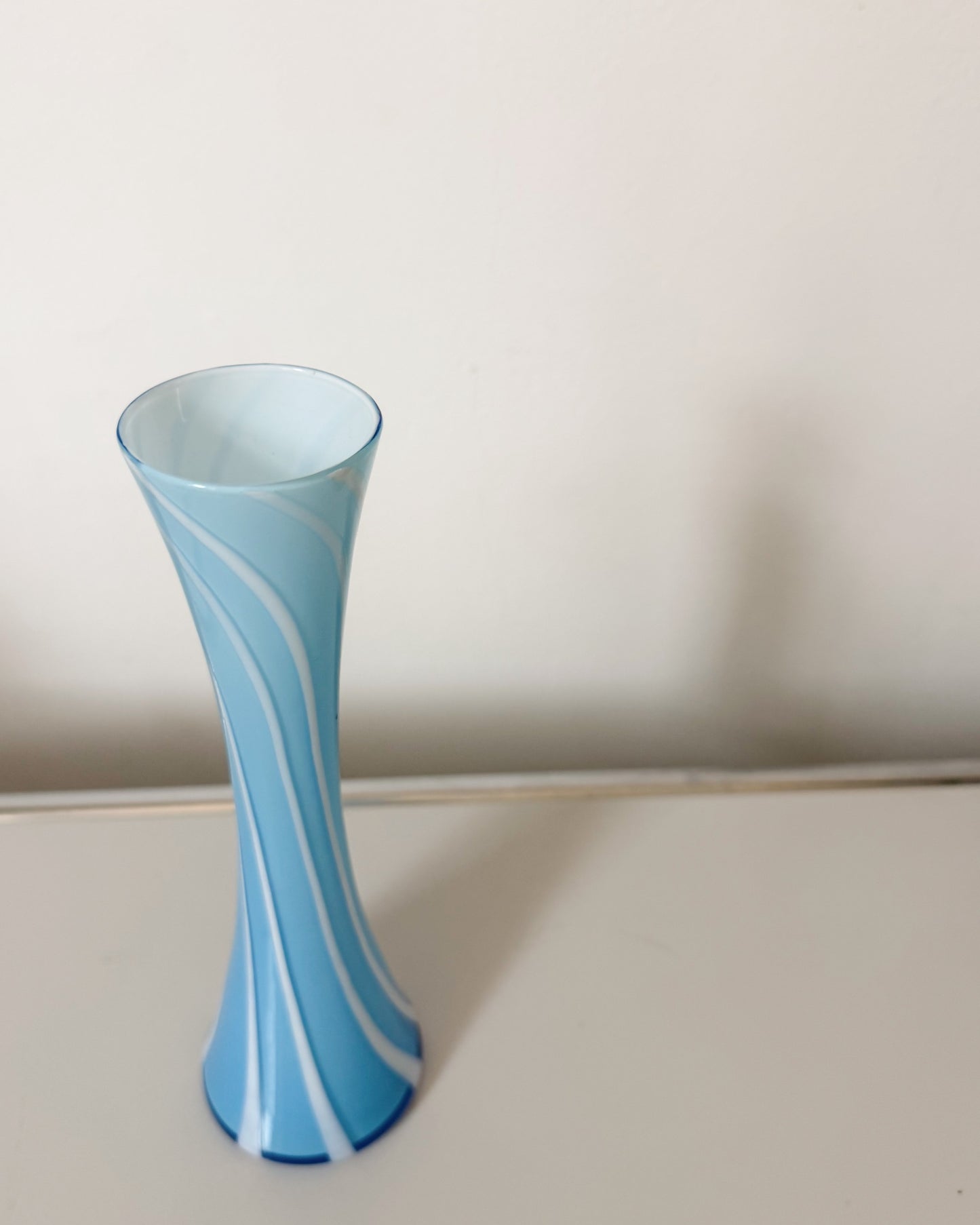 Vase torpedo en opaline Empoli bleu ciel