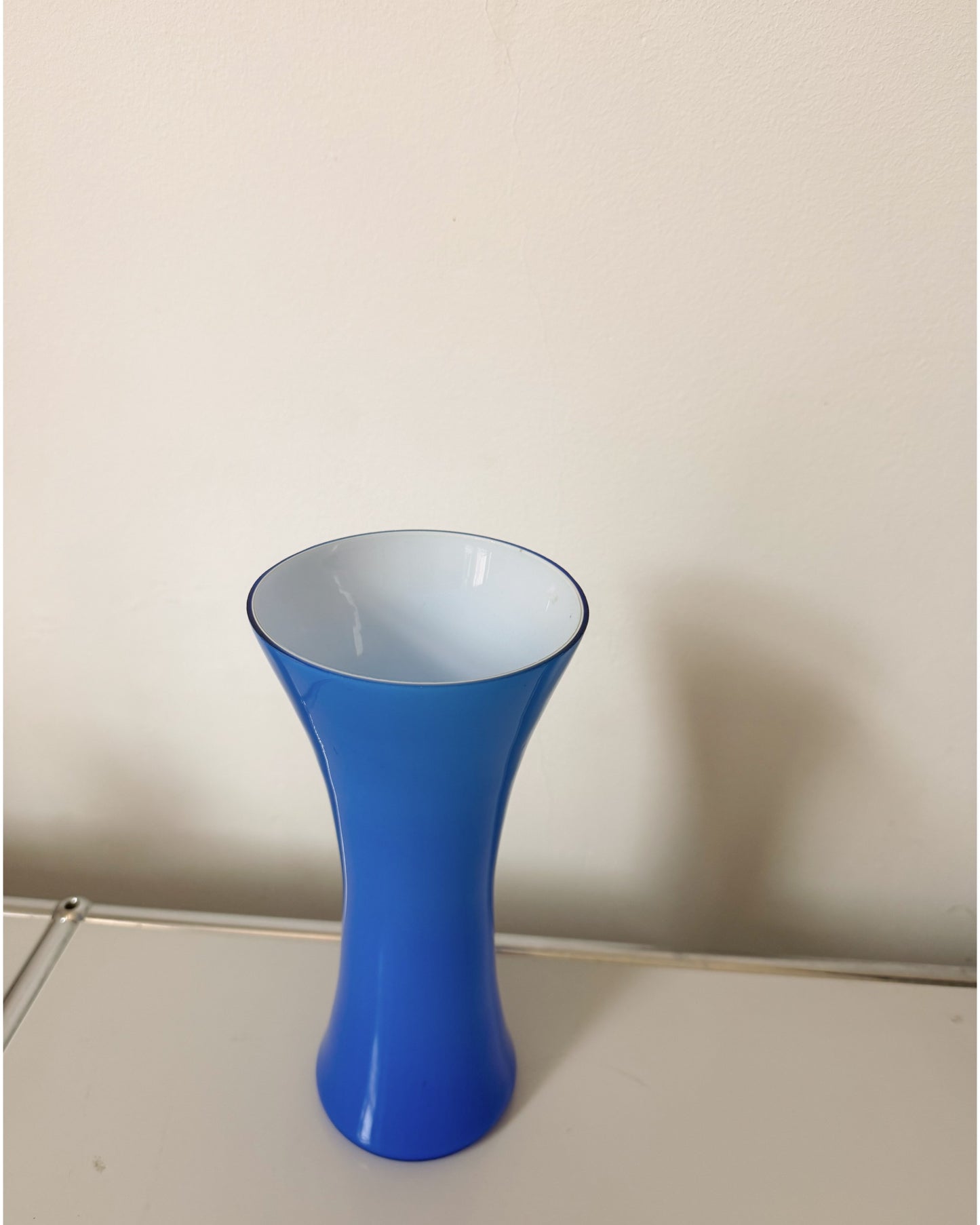 Vase en opaline bleu cobalt Empoli