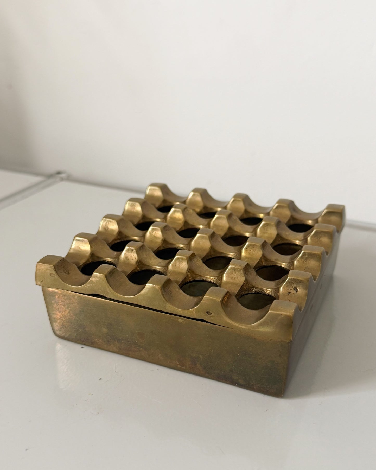 Cendrier brutaliste Ultima en laiton