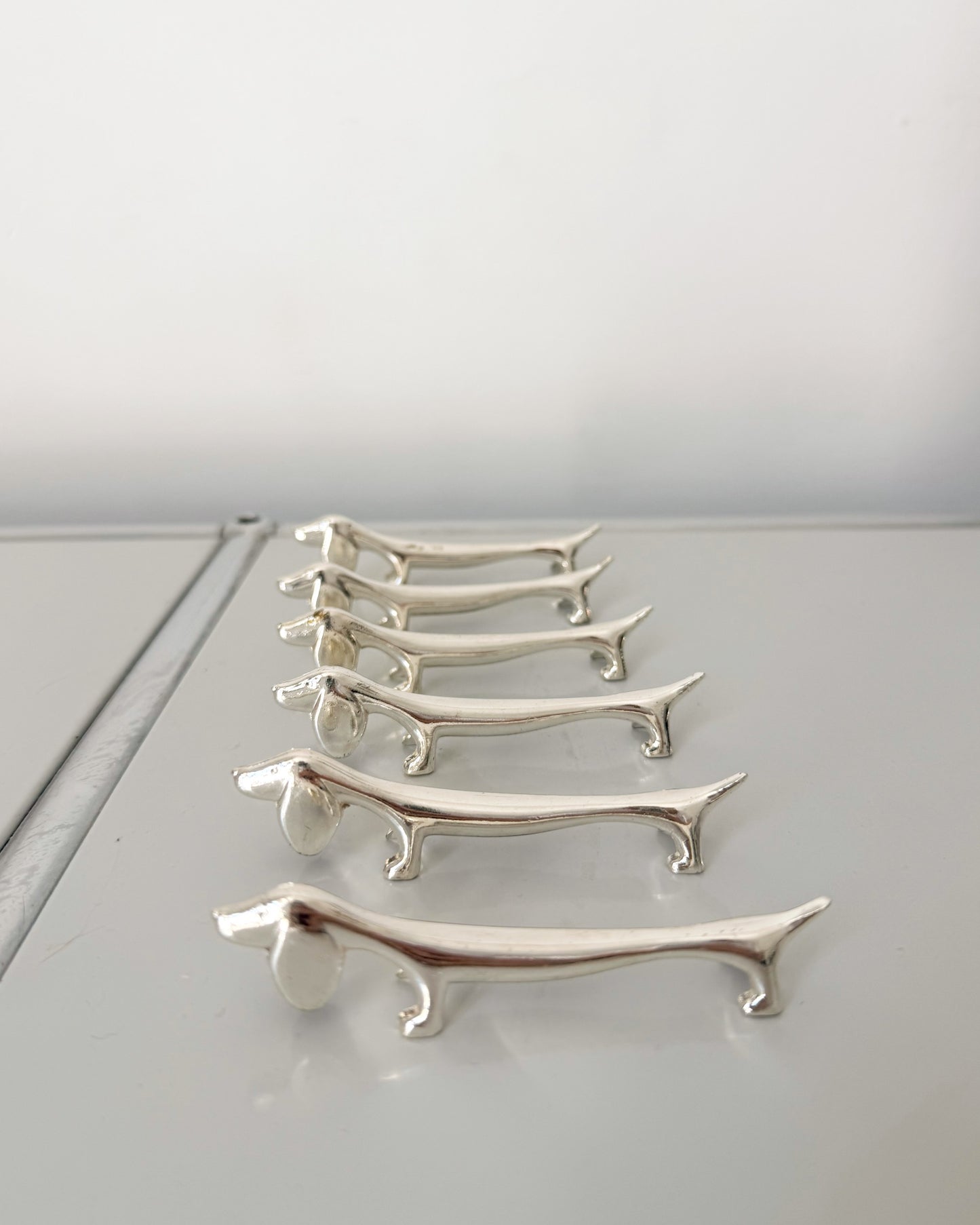 Ensemble de 6 porte couteaux teckel 1970 plaqués argent