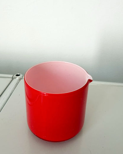Pot à lait ou sauce en opaline rouge