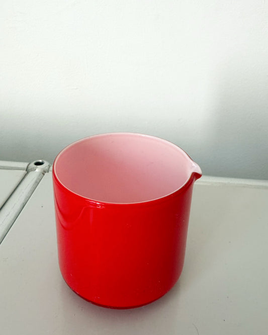 Pot à lait ou sauce en opaline rouge