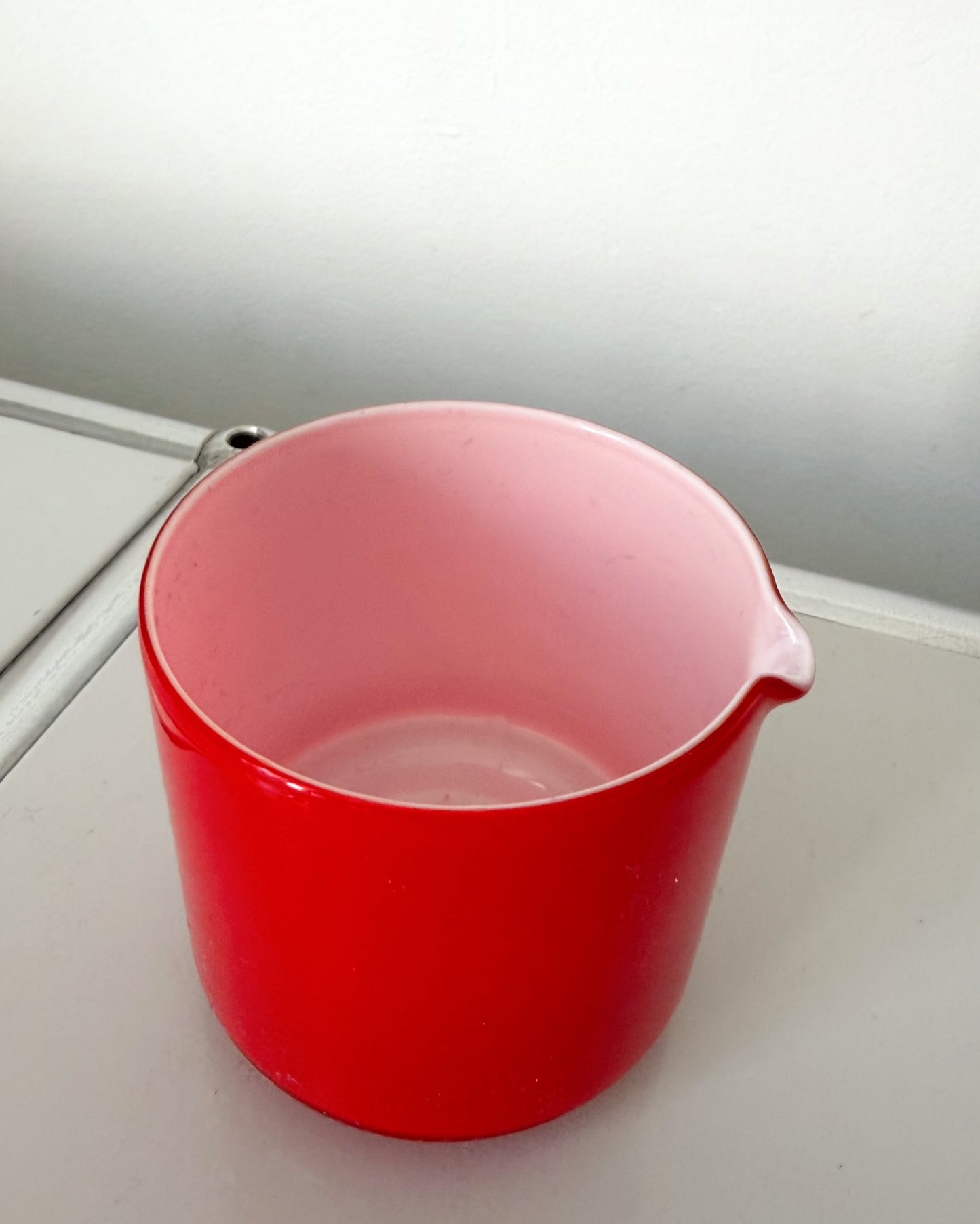 Pot à lait ou sauce en opaline rouge