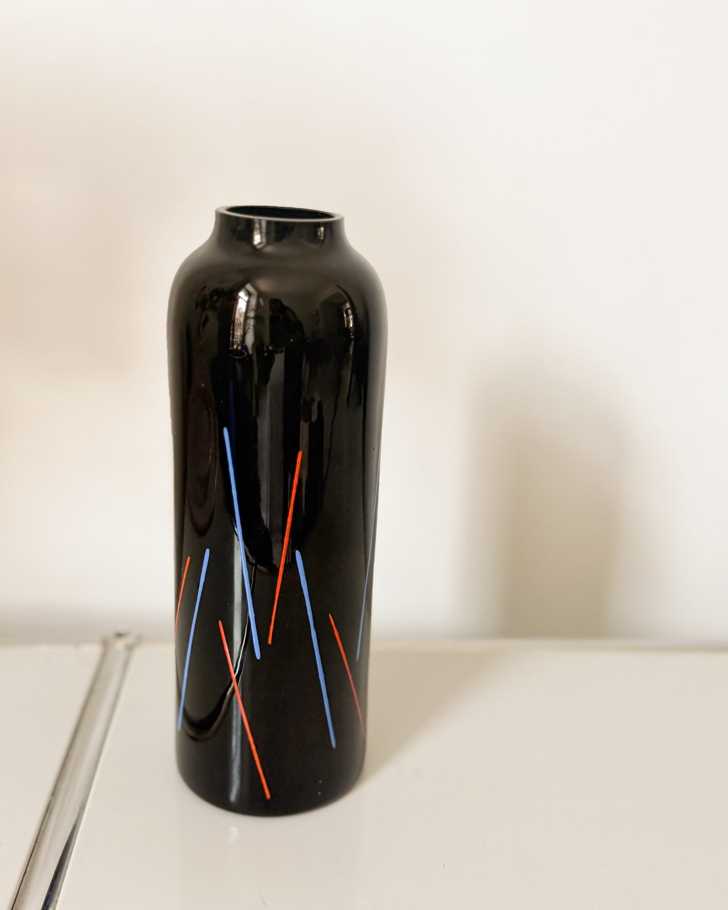 Haut vase en verre hyalite noir Ikea 1988 par Marcela VOSMIKOVA