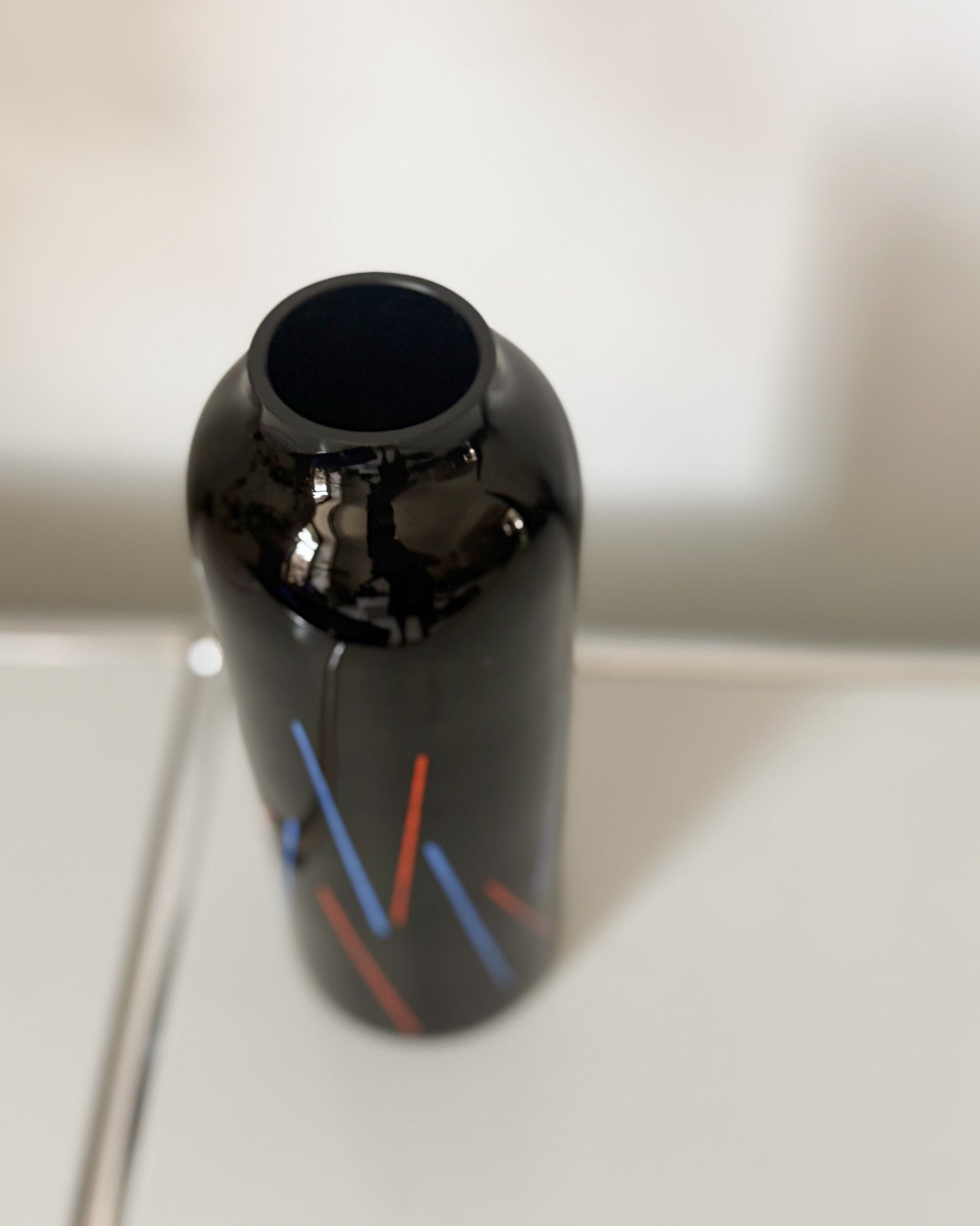 Haut vase en verre hyalite noir Ikea 1988 par Marcela VOSMIKOVA