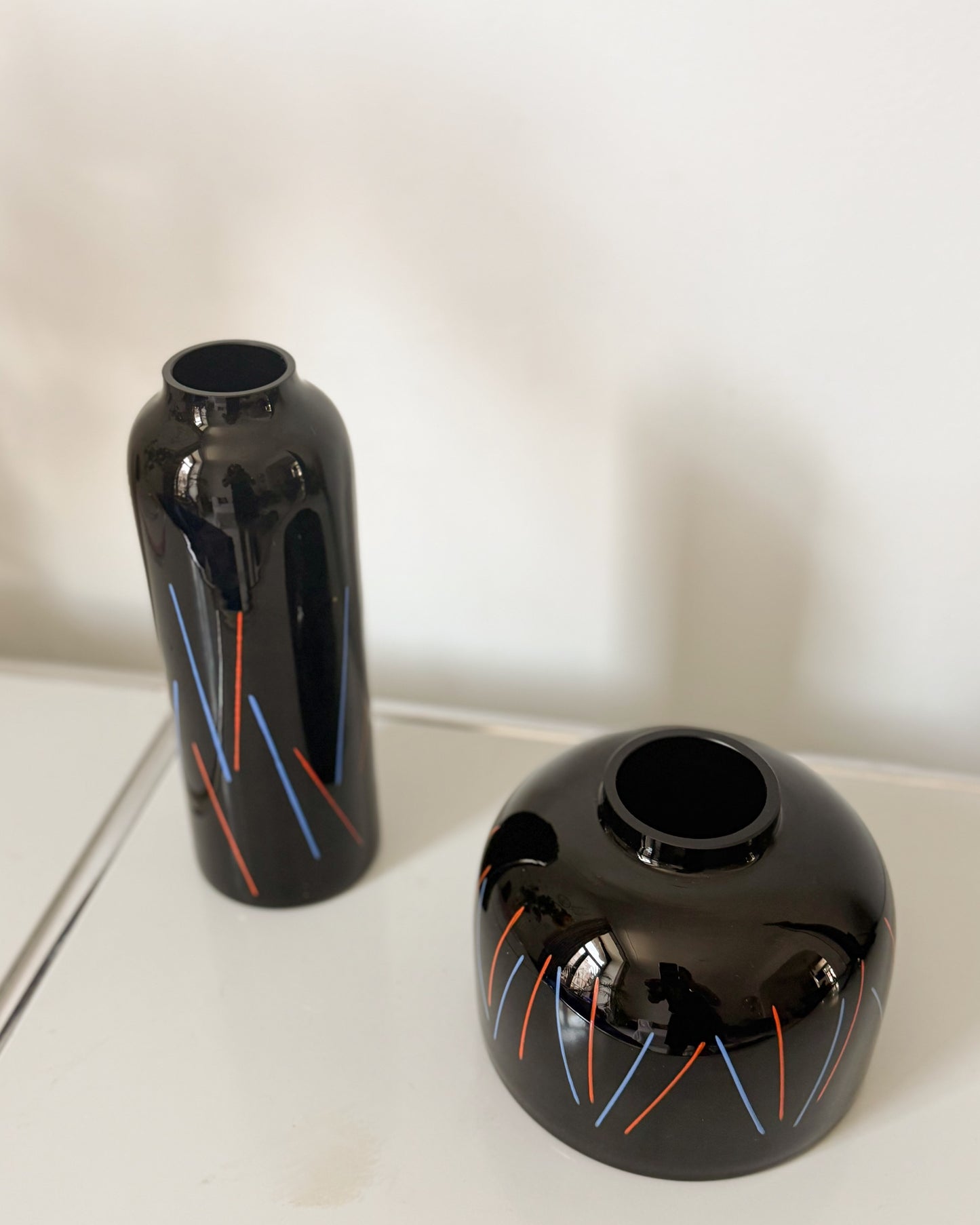 Haut vase en verre hyalite noir Ikea 1988 par Marcela VOSMIKOVA