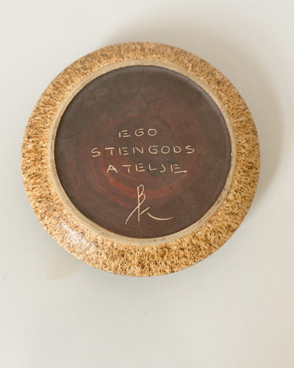 Plat en céramique Ego Stengods par Bruno Karlsson
