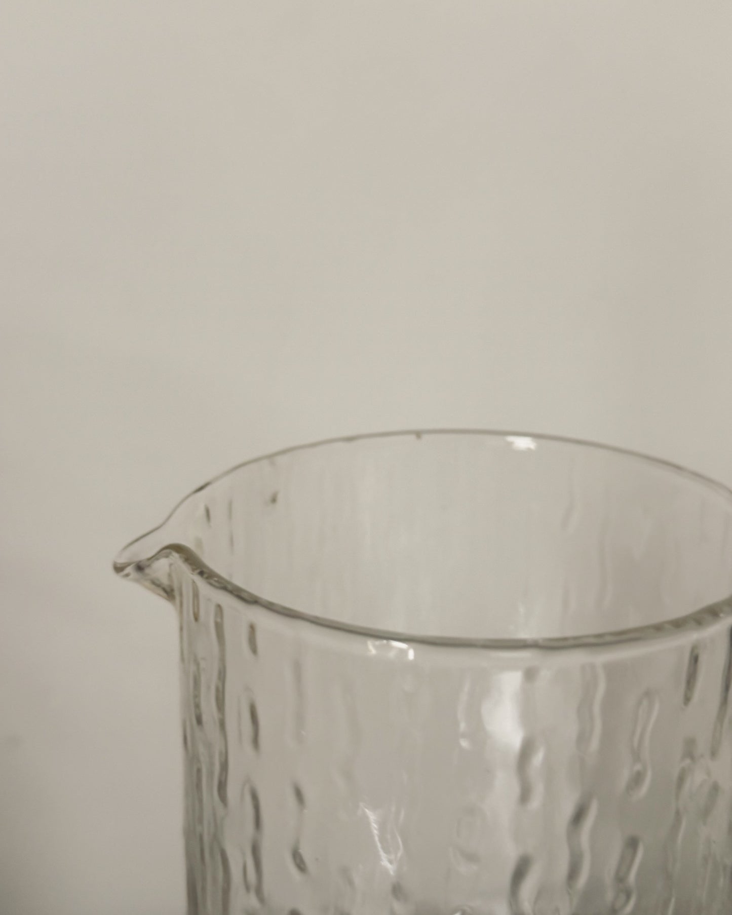 Carafe en verre brutaliste années 70