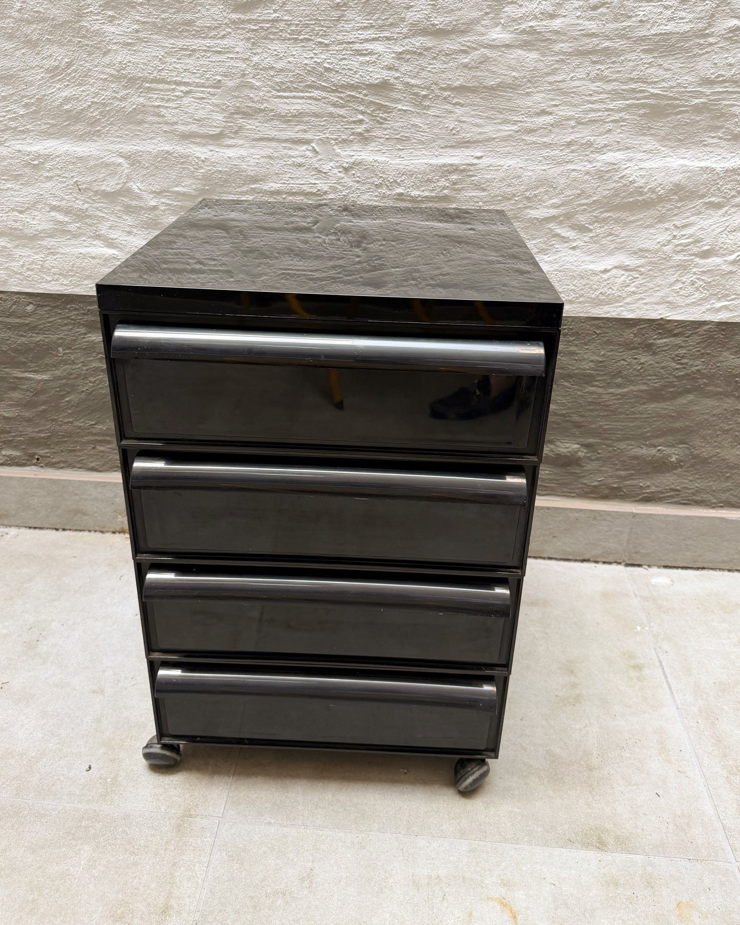 Meuble 4 tiroirs et sur roulettes Kartell Simon Fussell modèle 4602