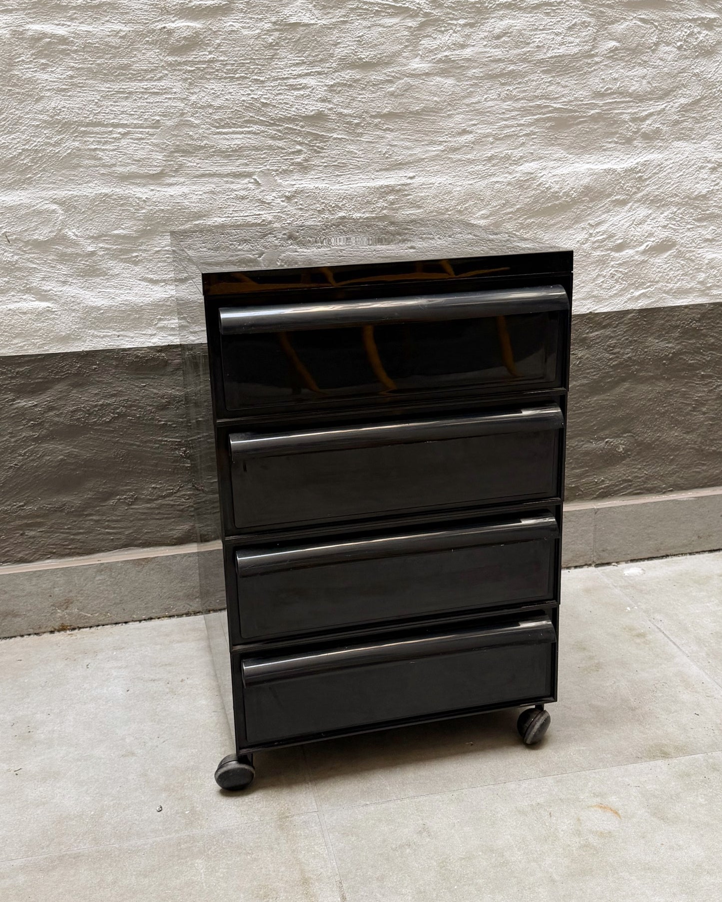 Meuble 4 tiroirs et sur roulettes Kartell Simon Fussell modèle 4602