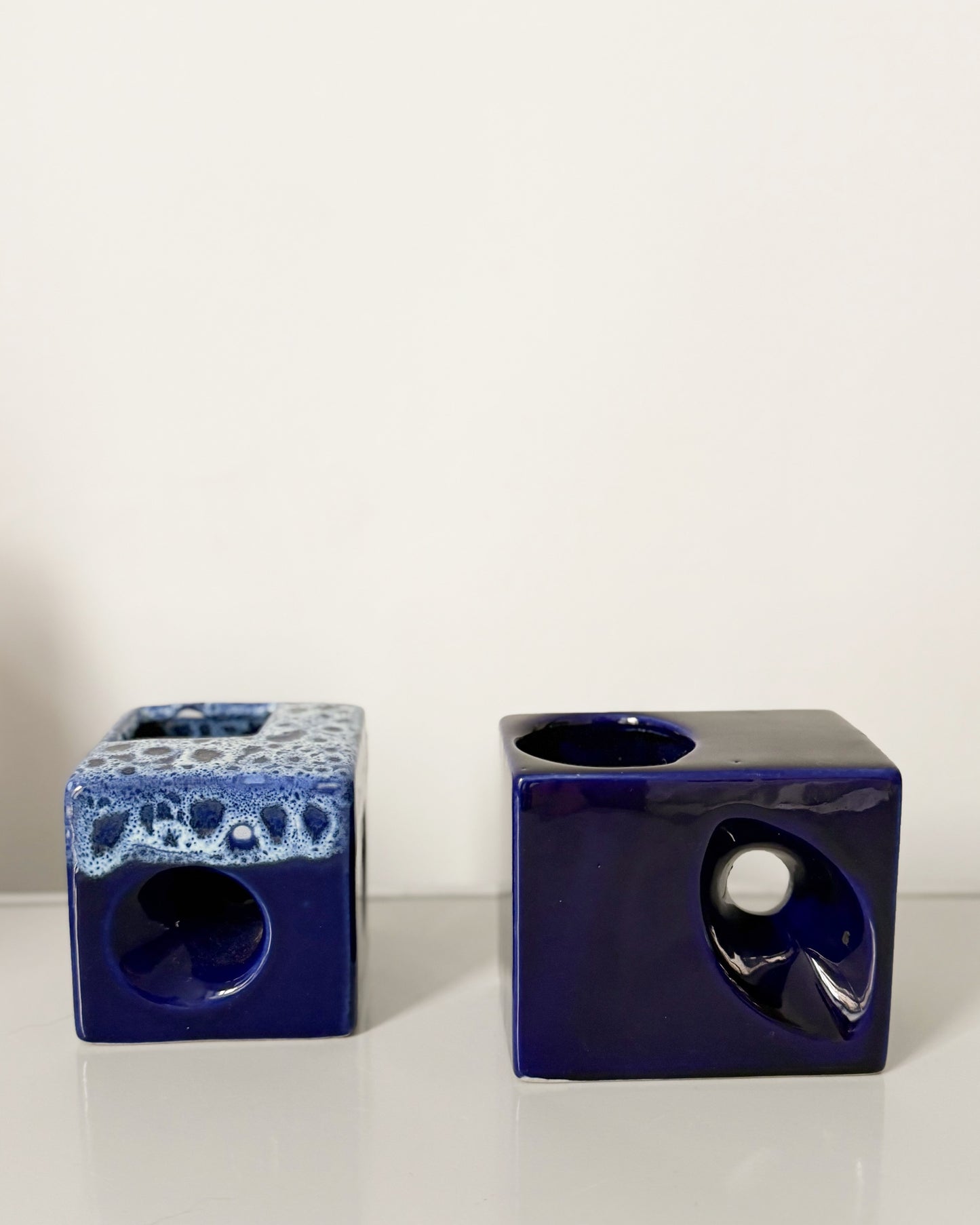 Vase cubique en céramique bleue Manufacture hollandaise AFINA RIJNSBURG